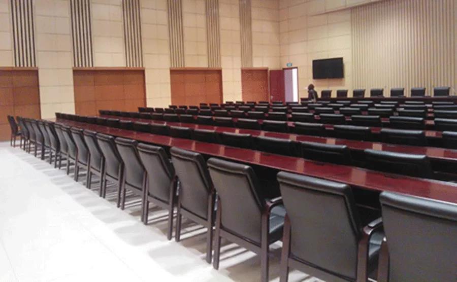 政府報告大廳—實木會議長條桌+皮質會議椅